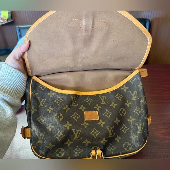 Louis Vuitton Saumur 30 in Monogramπ§‘ - Picture 13 of 17